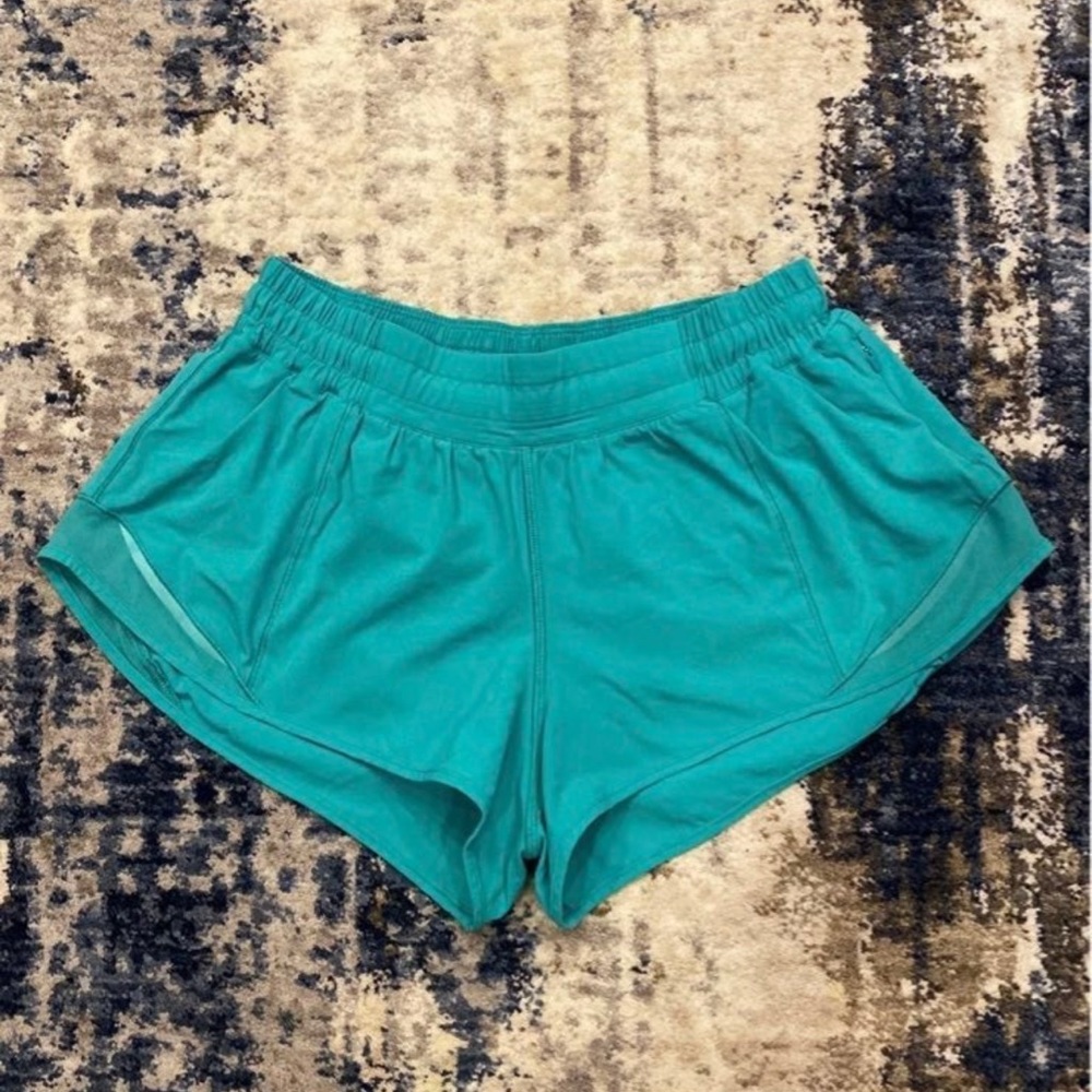 Lululemon Hotty Hot Short ll *2.5” Size 8 In Eucalyptus RARE